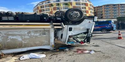 Alanya D-400’de çöp kamyonu devrildi: 1’i ağır 3 yaralı