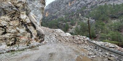 Alacami Yolunda Heyelan Alarmı: Büyükşehir Sahaya İndi