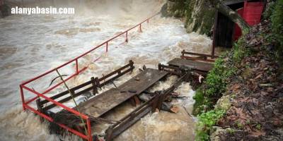 Alanya'da Oba Çayı Taştı: İşletmeleri Sel Vurdu