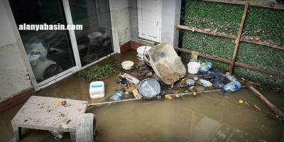 Alanya’da Dim Çayı taştı, evler ve işletmeler sular altında