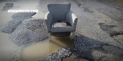 Manavgat'ta Yoldaki Çukurlara Koltuklu Önlem