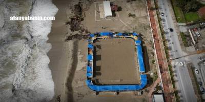 Alanya'da Fırtına Dehşeti: Sahildeki İşletmeler Savaş Alanı!