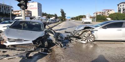 Serik’te Çarpışan Otomobiller: 2 Yaralı Kurtarıldı