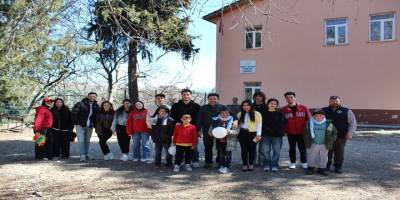 Üniversiteliler Köy Okulunu Yenileyip Miniklere Destek Oldu