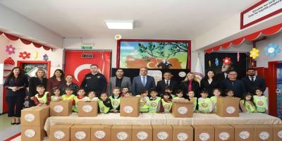 Aksu’da minik kalplerden 51 Ramazan kolisi