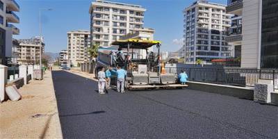 Mahmutlar’da 4 Caddeye Yeni Asfalt Hamlesi
