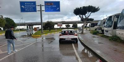 Manavgat’ta otomobil ile motosiklet çarpıştı