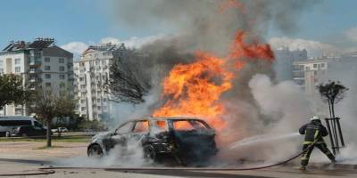 Alev alan araçtan kedisiyle son anda kurtuldu