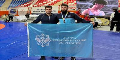 ALKÜ’lü güreşçi minderde destan yazdı