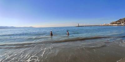 Alanya’da serin sabahın cesur yüzücüleri