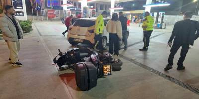 Muratpaşa’da otomobil motosiklete çarptı!