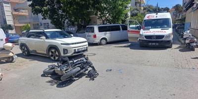 Manavgat’ta motosiklet kazası kamerada: 1 yaralı