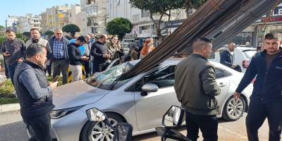 Manavgat’ta demirler araca saplandı: facia ucuz atlatıldı