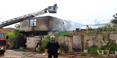 Kepez’de yangın paniği: 2 çocuk son anda kurtarıldı