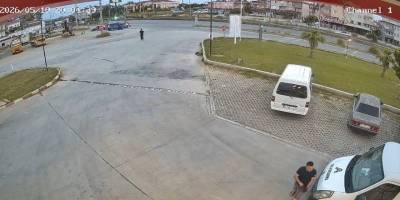 Kavşakta motosiklet otomobile çarptı: 2 yaralı