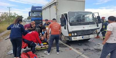 D-400’de Feci Kaza: Kamyon Tıra Saplandı