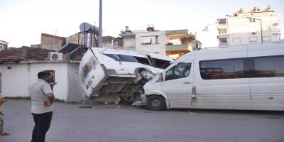 Serik’te işçi servisleri çarpıştı: 5 yaralı
