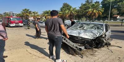 Serik’te otomobil bariyerlere çarptı: 1 yaralı