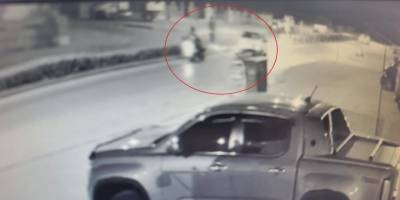 Motosiklete çarpıp kaçtı: Kameralar kayıttaydı