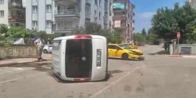 Taksiyle çarpışan araç yan yattı: Sürücü yara almadan kurtuldu