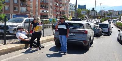 Antalya’da üst geçitte zincirleme kaza: 4 araç çarpıştı