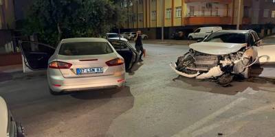 Manavgat'ta iki otomobil çarpıştı: 4 kişi yaralandı