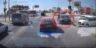 Emniyet şeridinden gelen otomobil genç kıza çarptı