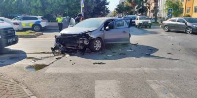 Manavgat'ta kavşakta çarpışma: İki sürücü yaralandı