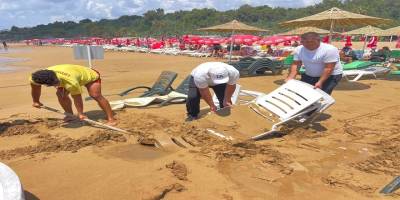 Alanya’da dev dalgalar şezlongları kuma gömdü