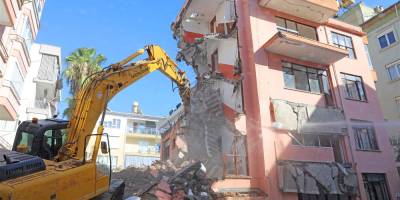 Alanya'da Metruk Bina Yıkımı Gerçekleşti