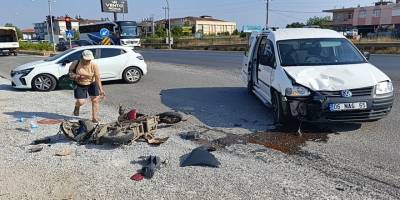 Manavgat’ta motosiklet kazası kamerada: 2 yaralı
