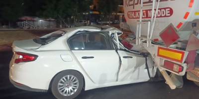 Manavgat’ta feci kaza: Otomobil tankere saplandı