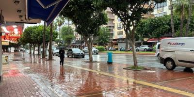 Alanya’da Sağanak Yağış Hayatı Zorlaştırdı