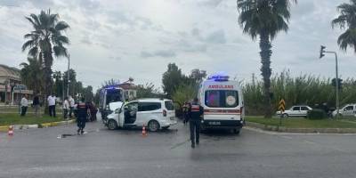 Manavgat'ta Otomobiller Çarpıştı: Kamp Kavşağında 3 Yaralı