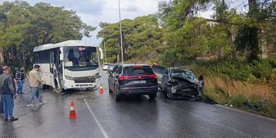 Antalya'da Kaza: Otomobil ile Servis Midibüsü Çarpıştı