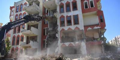 Alanya Belediyesi Cumhuriyet Mahallesi’ndeki Metruk Binayı Yıktı
