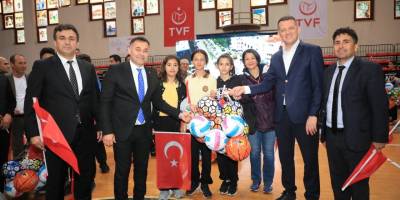 Alanya Kaymakamı Ürkmezer Gençlere Spor Malzemesi Dağıttı